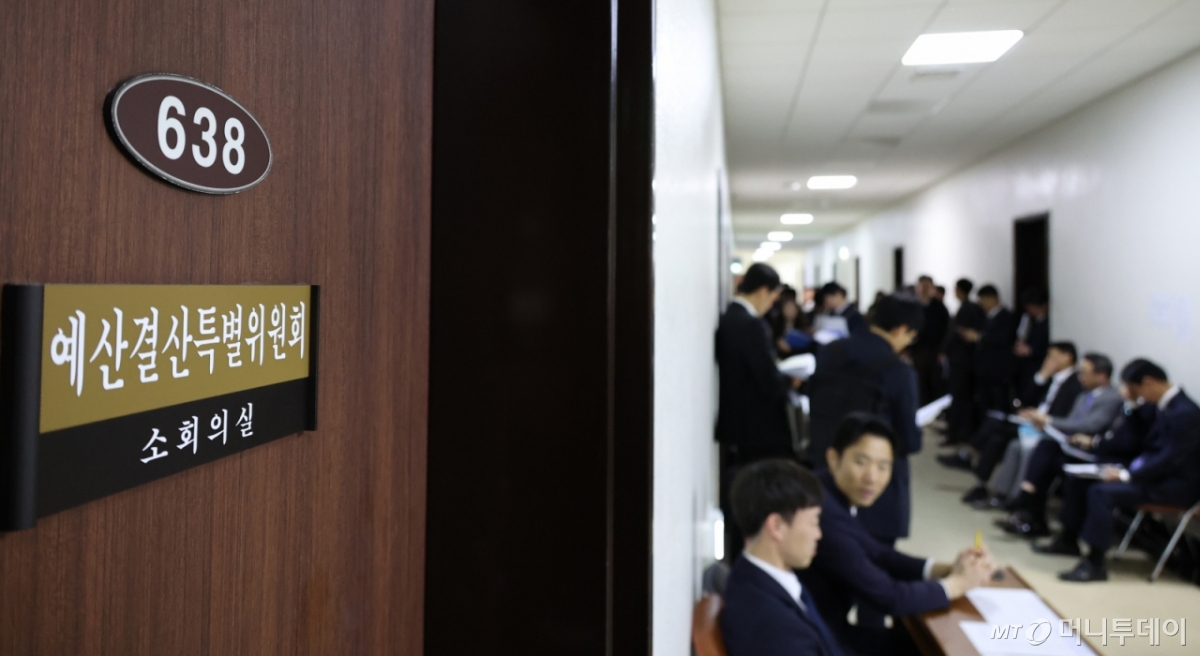 [서울=뉴시스] 김금보 기자 = 정부부처 관계자들이 17일 서울 여의도 국회 예산안조정소위원회 회의실 앞에서 2026년도 예산안 등에 대한 심사 순서를 기다리고 있다. 2025.11.17. kgb@newsis.com /사진=김금보