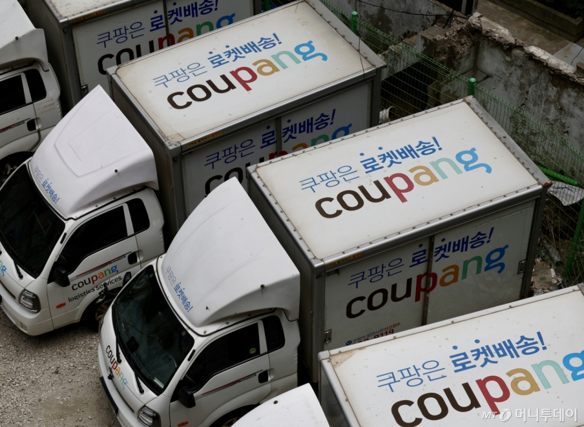 [서울=뉴시스] 김명년 기자 = 제21대 대통령 선거일인 3일 오후 서울 중구 한 쿠팡 차고지에 배달 차량이 주차돼 있다.  쿠팡은 대선 당일 배송기사의 투표권 보장을 위해 주간 로켓배송(오전 7시∼오후 8시)을 중단한다. 쿠팡의 로켓배송이 중단되는 것은 2014년 서비스 시행 이후 처음이다. 2025.06.03. kmn@newsis.com /사진=김명년