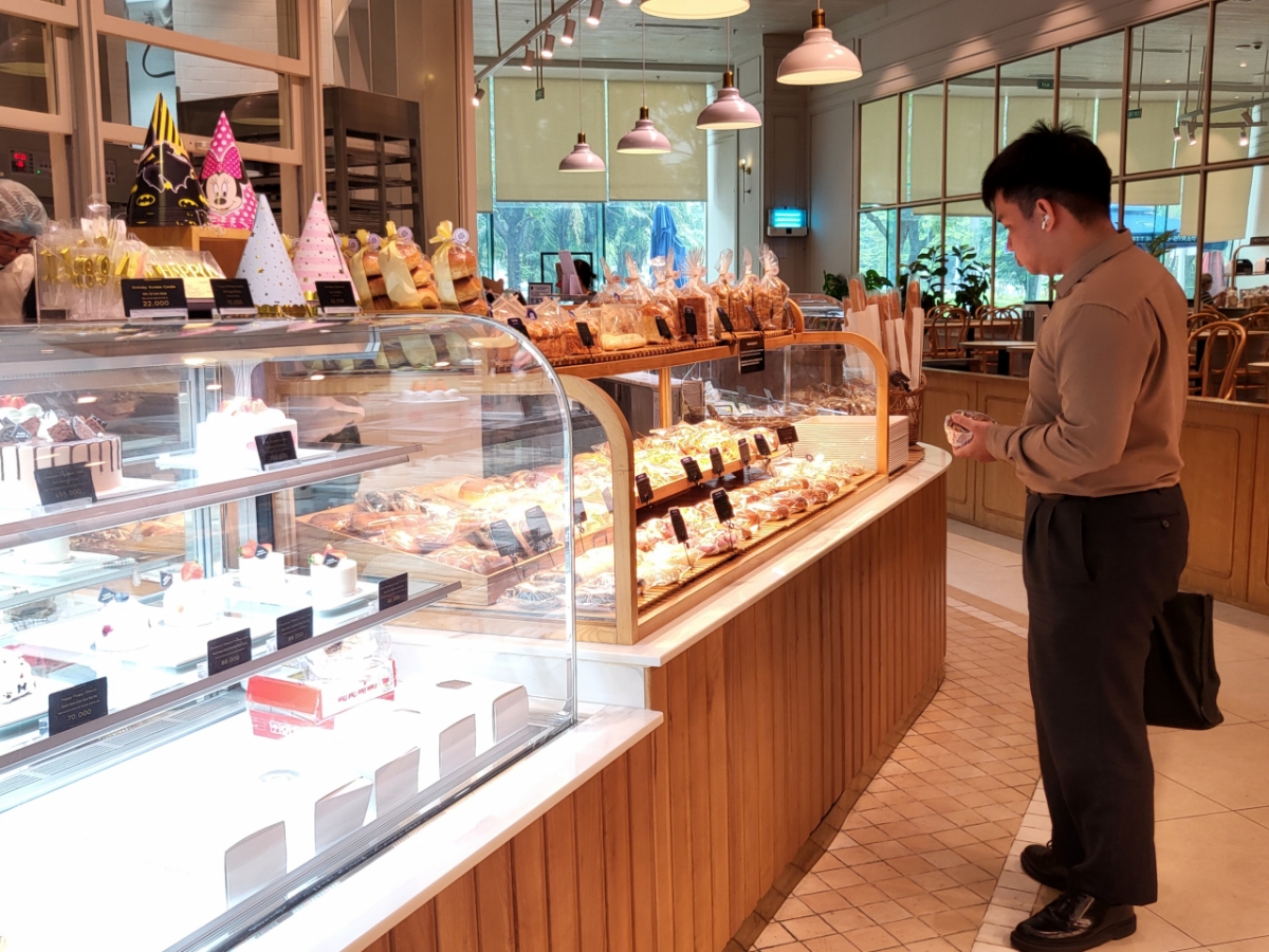 베트남 호치민 7군에 위치한 파리바게뜨 크레센트몰 점에서 한 고객이 빵을 고르고 있다./사진=차현아 기자