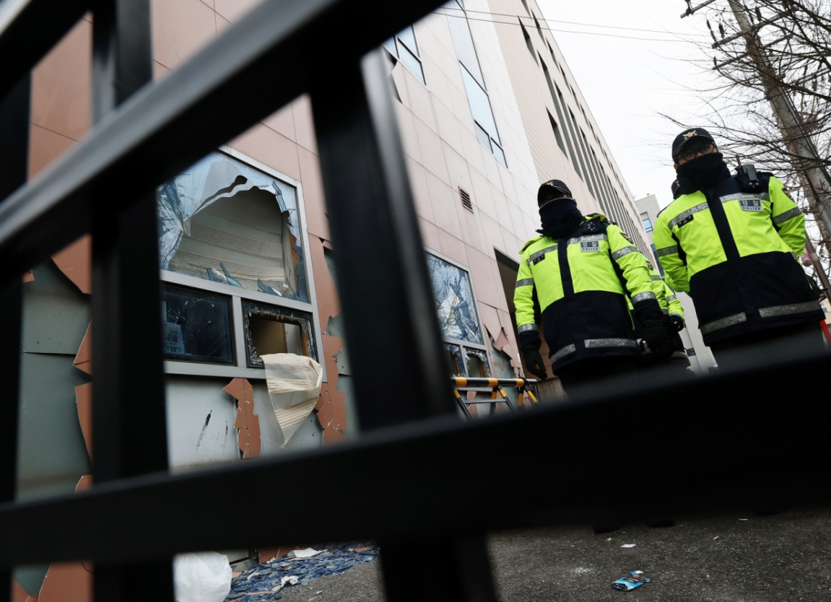 지난 1월19일 서울 마포구 서울서부지방법원에서 '폭력 난동 사태'가 발생한 이후 경찰 병력이 앞에서 대기하는 모습. /사진=뉴스1.