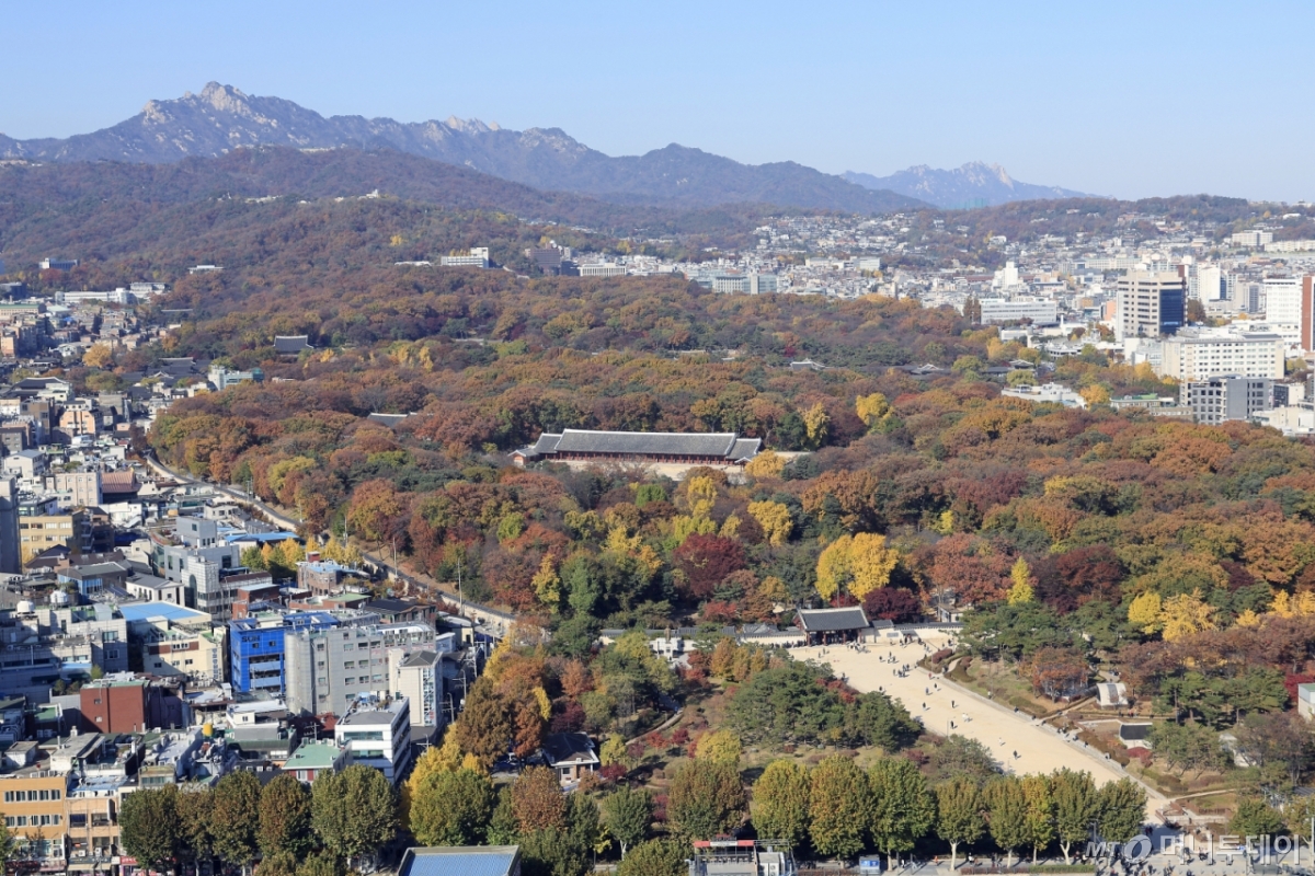 (서울=뉴스1) 박정호 기자 = 국가유산청이 올해 안으로 유네스코 세계유산 종묘 일대를 '세계유산지구'로 지정 고시와 관련 행정 절차를 마치고, 서울시에 세계유산영향평가를 요청할 계획이라고 밝혔다. 다만 서울시는 세운4구역이 종묘로부터 100m 이상 떨어져 있어 영향평가 대상이 될 수 없다는 입장을 고수하며 맞서고 있다. 사진은 이날 오후 서울 종로구 종묘 모습. 2025.11.14/뉴스1 Copyright © 뉴스1. All rights reserved. 무단 전재 및 재배포, AI학습 이용 금지. /사진=(서울=뉴스1) 박정호 기자