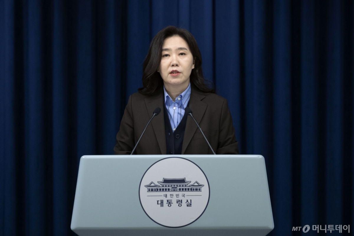 [서울=뉴시스] 최동준 기자 = 강유정 대변인이 11일 서울 용산 대통령실 청사에서 국무회의 관련 브리핑을 하고 있다. 2025.11.11. photocdj@newsis.com /사진=최동준