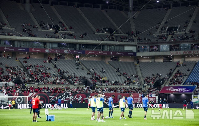 지난달 14일 서울 마포구 서울월드컵경기장에서 열린 하나은행 초청 축구국가대표팀 친선경기 대한민국과 파라과이의 경기 시작 전 관중석 곳곳이 비어 있다. /사진=뉴시스