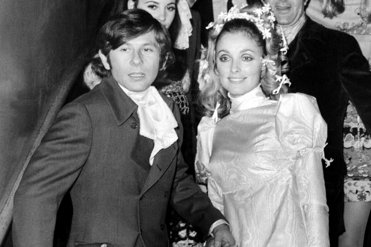 1968년 1월 20일, 배우 샤론 테이트와 영화감독 로만 폴란스키가 결혼식을 마치고 영국 런던 첼시 등기소 계단에 서 있는 모습. 테이트는 결혼 1년여 만인 1969년 8월 9일 남편 폴란스키가 영국 런던 출장으로 집을 비운 사이 침입한 '맨슨 패밀리'에 의해 살해됐다. 당시 테이트는 임신 8개월이었다./AFPBBNews=뉴스1