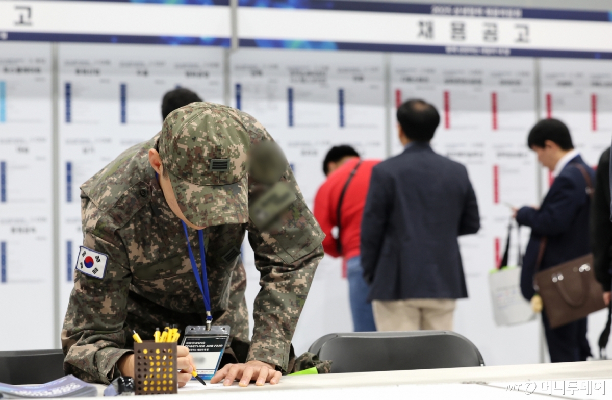 (서울=뉴스1) 이호윤 기자 = 21일 서울 강서구 코엑스 마곡에서 열린 '2025 상생협력 채용박람회'를 찾은 군 장병이 이력서를 작성하고 있다. 이번 박람회는 13개 대기업 그룹과 협력사 약 500개사가 참여했으며 단순한 인사담당자와의 만남을 넘어 기업채용관, 노동부 청년고용정책 홍보관, AI 강소기업 특화 채용관, 커리어 및 취업역량관 등 다양한 프로그램으로 청년 구직자들에게 실질적인 도움을 제공한다. 2025.10.21/뉴스1 Copyright © 뉴스1. All rights reserved. 무단 전재 및 재배포, AI학습 이용 금지. /사진=(서울=뉴스1) 이호윤 기자