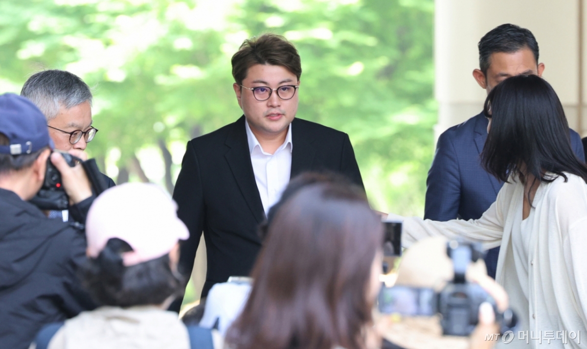 음주 운전 뺑소니 등의 혐의로 구속 영장이 청구된가수 김호중이 지난해 5월24일 영장실질심사를 받기 위해 서울중앙지방법원으로 들어서고 있다. /2024.05.24 /사진=이동훈 기자