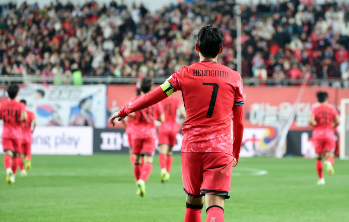 대표팀 주장 손흥민이 4일 대전월드컵경기장에서 열린  대한민국축구대표팀과 볼리비아(FIFA 랭킹 76위)와의 친선경기에서 후반전 초반 프리킥을 성공시킨 후 자기 진영으로 돌아가고 있다. /사진=강영조 선임기자