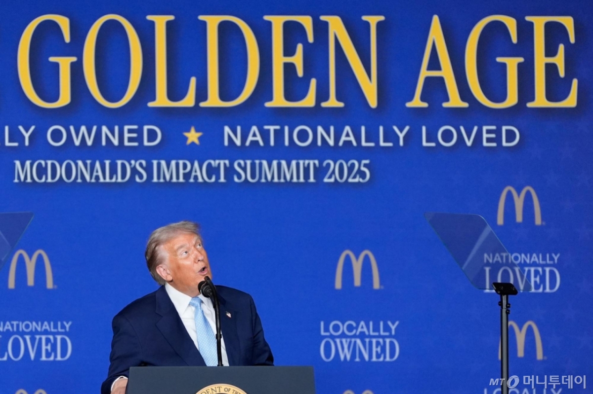 도널드 트럼프 미국 대통령이 17일(현지 시간) 워싱턴에서 열린 '맥도날드 임팩트 서밋' 행사에서 연설하고 있다. 트럼프 대통령은 맥도날드 가맹점주와 운영자, 공급업체 등이 모인 행사에 참석해 가계 부담·기업 규제 완화, 관세 부과 등/AP=뉴시스2025.11.18. /사진=민경찬