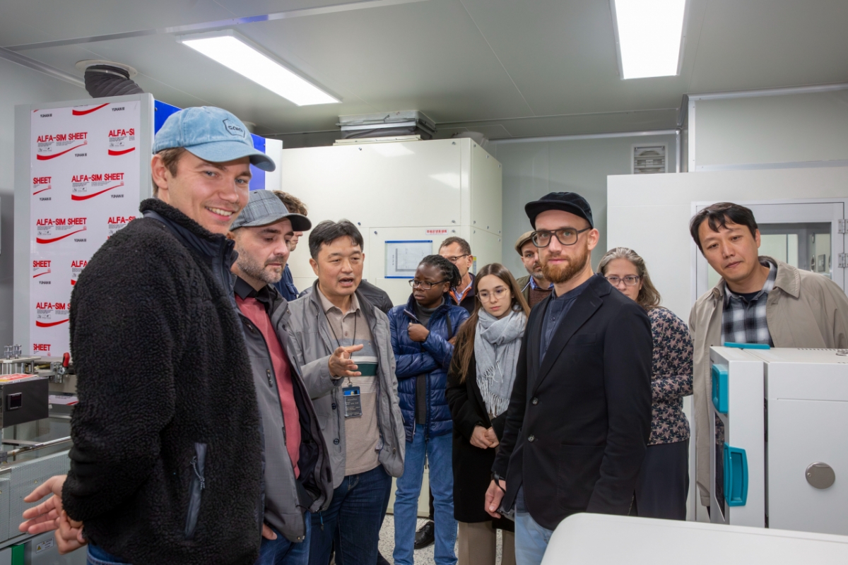 11월 초 한국을 방문한 호라이즌 유럽의 '솔메이츠'(SOLMATES) 컨소시엄이 에너지연 연구실을 둘러보고 있다. /사진=한국에너지기술연구원