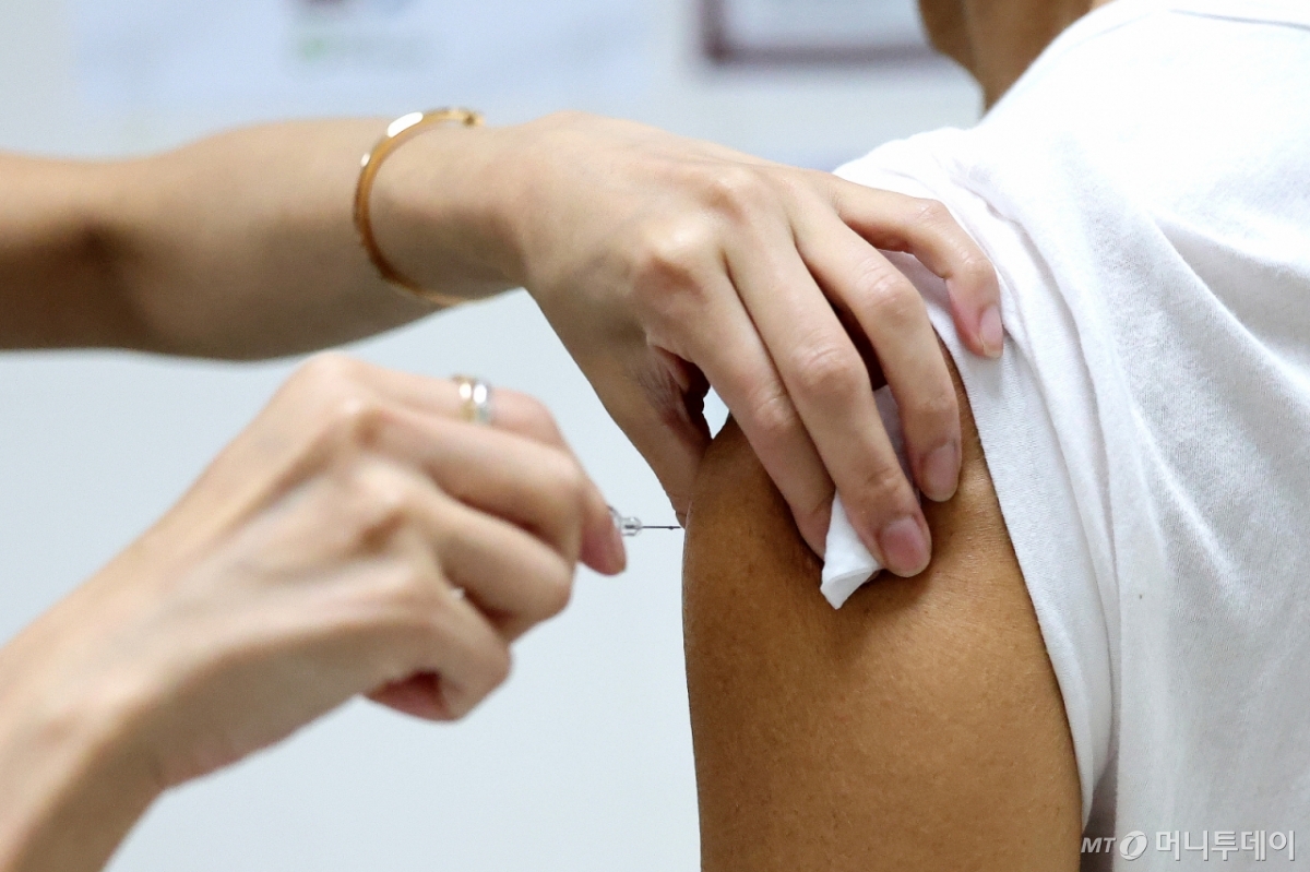 [대구=뉴시스] 이무열 기자 = 75세 이상 고령층에 대한 인플루엔자(독감) 무료 접종이 시작된 15일 대구의 한 병원에서 어르신이 독감 무료 예방 접종을 받고 있다. 2025.10.15. lmy@newsis.com /사진=이무열