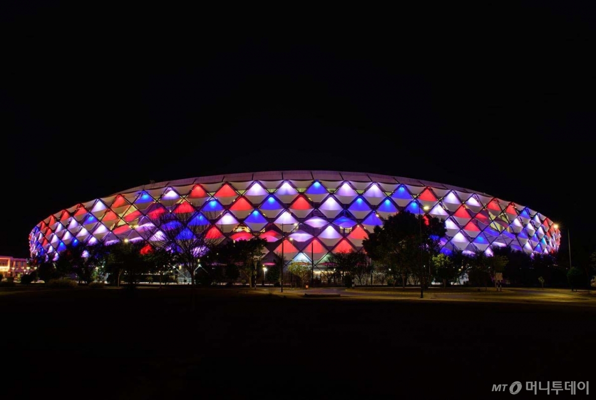 [아부다비=뉴시스] 최동준 기자 = 17일 아랍에미리트(UAE) 아부다비 스타디움에 이재명 대통령 국민 방문에 대한 환영으로 조명이 점등되어 있다. (사진=대통령실 제공) 2025.11.18. photo@newsis.com *재판매 및 DB 금지 /사진=