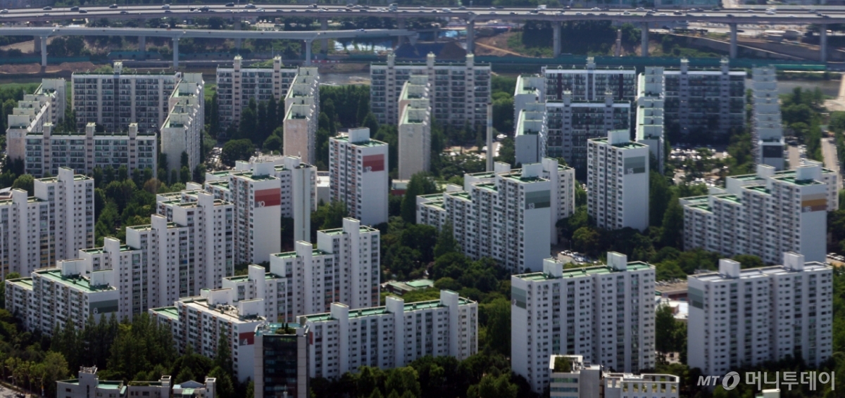 (서울=뉴스1) 김명섭 기자 = 서울 강남구와 송파구의 재건축 아파트가 토지거래허가구역으로 재지정됐다. 대상 지역은 강남구 대치동·삼성동·청담동 10개 단지와 송파구 잠실동 4개 단지다. 면적은 1.43㎢다.  대치동 개포우성1·2차, 선경, 미도, 쌍용1·2차, 우성1차, 은마 아파트와 삼성동과 청담동 진흥 아파트, 청담동 현대1차, 잠실 주공5단지, 잠실 우성1·2·3·4차, 아시아 선수촌 아파트다. 사진은 6일 롯데월드타워전망대에서 본 잠실 아시아 선수촌 아파트와 우성1·2·3차 모습. 2025.6.6/뉴스1  Copyright © 뉴스1. All rights reserved. 무단 전재 및 재배포,  AI학습 이용 금지. /사진=(서울=뉴스1) 김명섭 기자