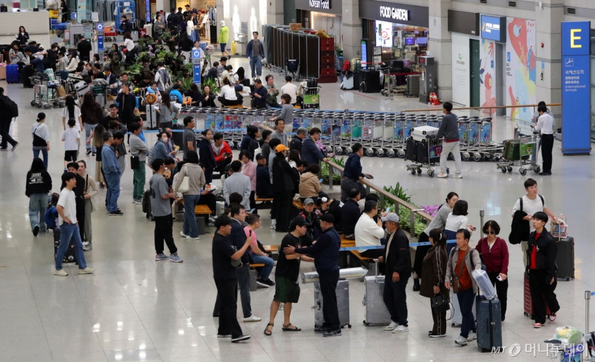 지난달 10일 오후 인천국제공항 제1터미널 입국장이 추석 명절 연휴 여행을 마치고 귀국한 여행객 등으로 붐비고 있다. /사진=뉴시스