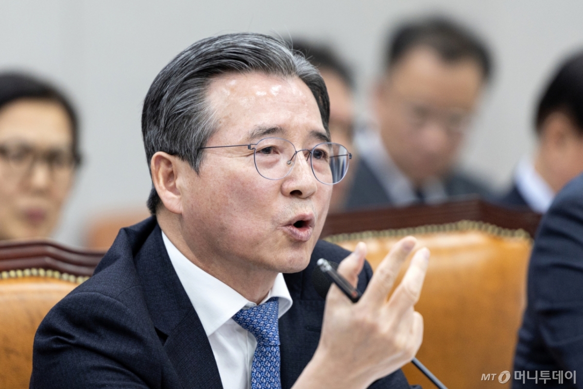 (서울=뉴스1) 이승배 기자 = 김용범 대통령실 정책실장이 18일 서울 여의도 국회에서 열린 제429회국회(정기회) 운영위원회 제5차 전체회의에서 김은혜 국민의힘 의원의 질의에 반발하고 있다. 2025.11.18/뉴스1  Copyright © 뉴스1. All rights reserved. 무단 전재 및 재배포,  AI학습 이용 금지. /사진=(서울=뉴스1) 이승배 기자