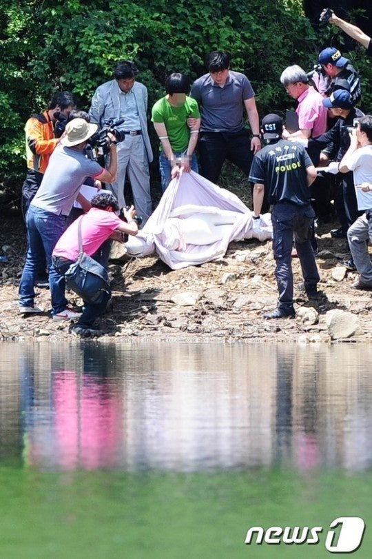 대구 여대생 피살사건 피의자 조명훈이 피해자 남모씨 시신을 경주시 건천읍 화천3리 신택지 저수지에 유기했던 당시 상황을 재현하고 있다. /사진=뉴스1