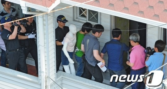 대구 여대생 피살사건 피의자 조명훈이 대구 북구 산격동 자신의 원룸에서 사건 당시 상황을 재현하고 있다. /사진=뉴스1