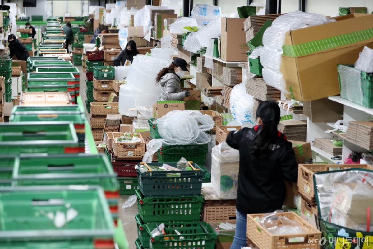 오아시스 물류센터에서 관계자들이 새벽배송될 상품들을 포장하고 있다. /사진=이기범 기자