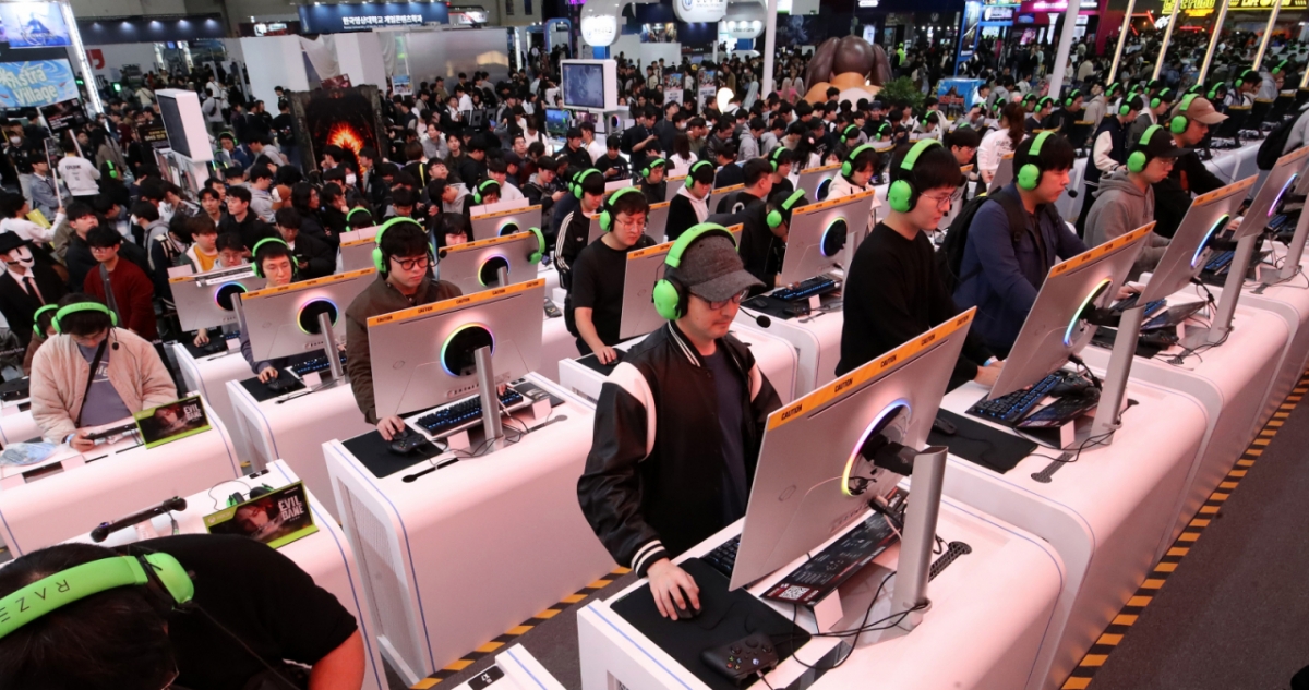 지난 13일 부산 해운대구 벡스코 제1전시장에서 열린 국내 최대 게임전시회 '지스타 2025'에서 관람객들이 신작 게임을 즐기고 있다. /사진=뉴스1