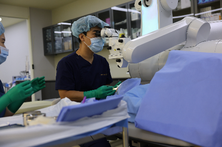 김부기 온누리스마일안과 원장이 스마일프로를 이용한 시력교정 수술을 집도하고 있다./사진=온누리스마일안과