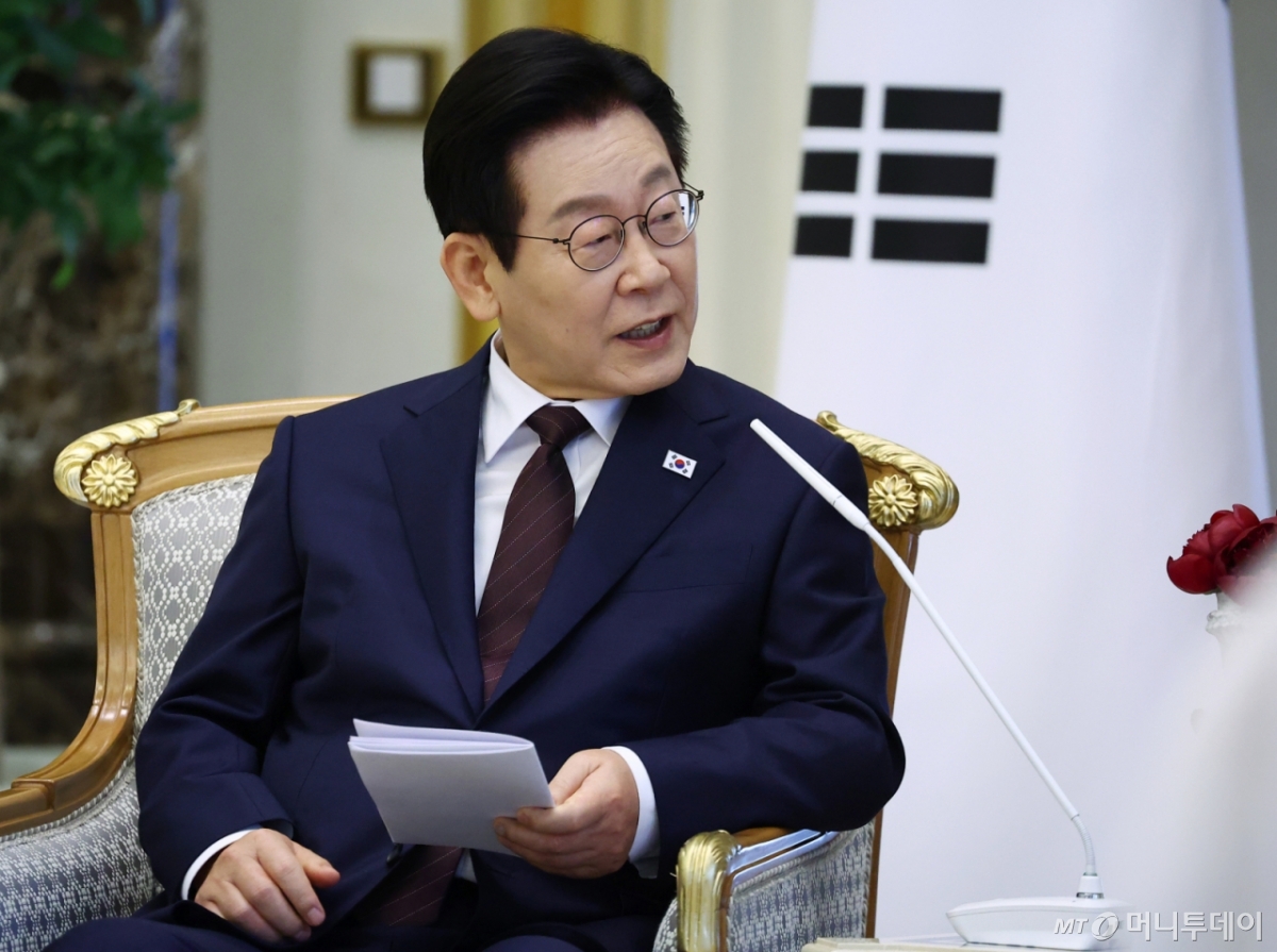 [아부다비=뉴시스] 최동준 기자 = 아랍에미리트(UAE)를 국빈 방문 중인 이재명 대통령이 18일(현지 시간) 아부다비 카사르 알 와탄 대통령궁에서 열린 무함마드 빈 자이드 알 나흐얀 UAE 대통령과 확대 정상회담에서 발언하고 있다. 2025.11.18. photocdj@newsis.com /사진=