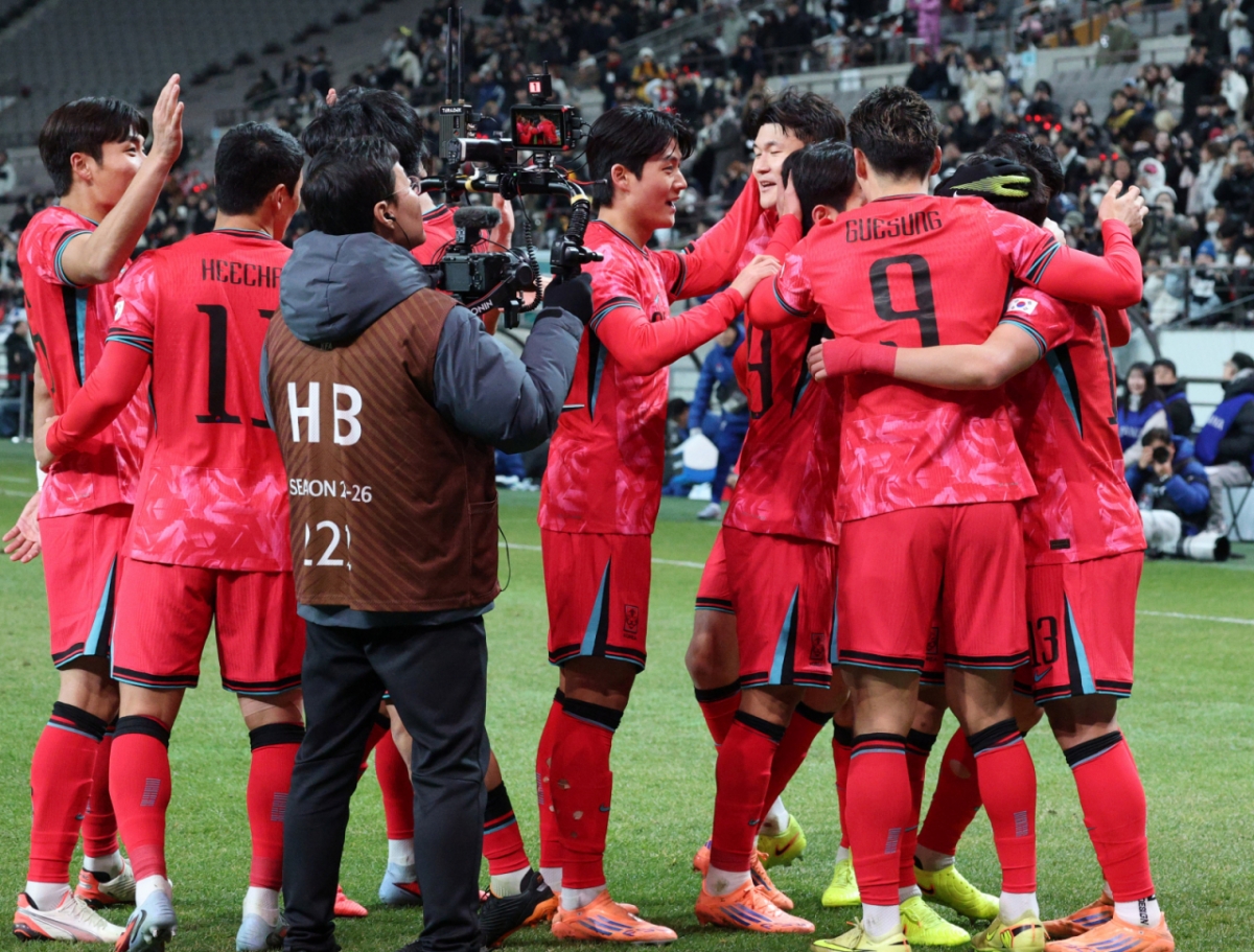 축구 국가대표 A매치 친선경기 대한민국과 가나의 경기가 18일 서울월드컵경기장애서 열렸다. 한국 이태석이 헤더슛으로 첫 골을 터뜨린 후 동료들과 기뻐하고 있다. /사진=김진경 대기자
