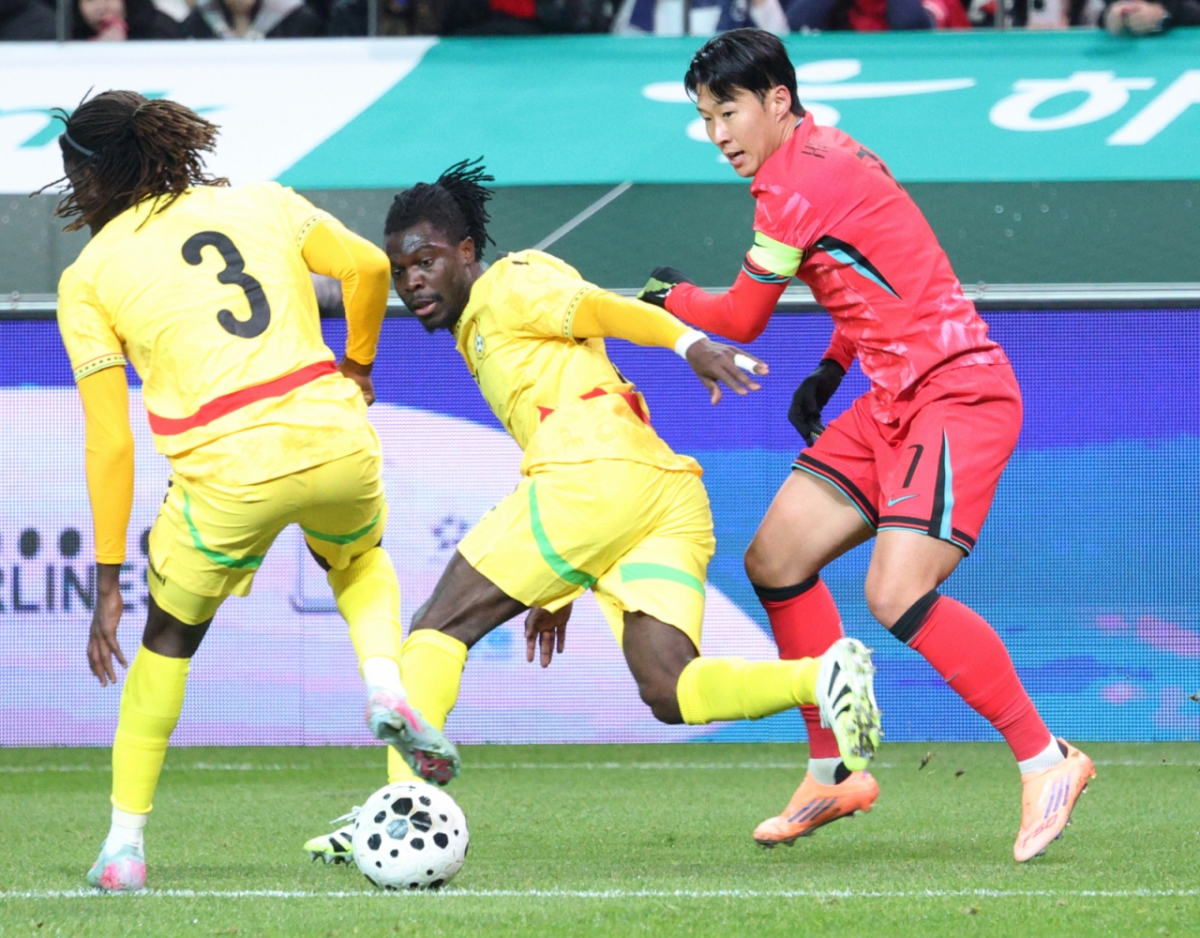 축구 국가대표 A매치 친선경기 대한민국과 가나의 경기가 18일 서울월드컵경기장애서 열렸다. 한국 손훙민이 가나 세이두와 몸싸움을 하고 있다. /사진=김진경 대기자