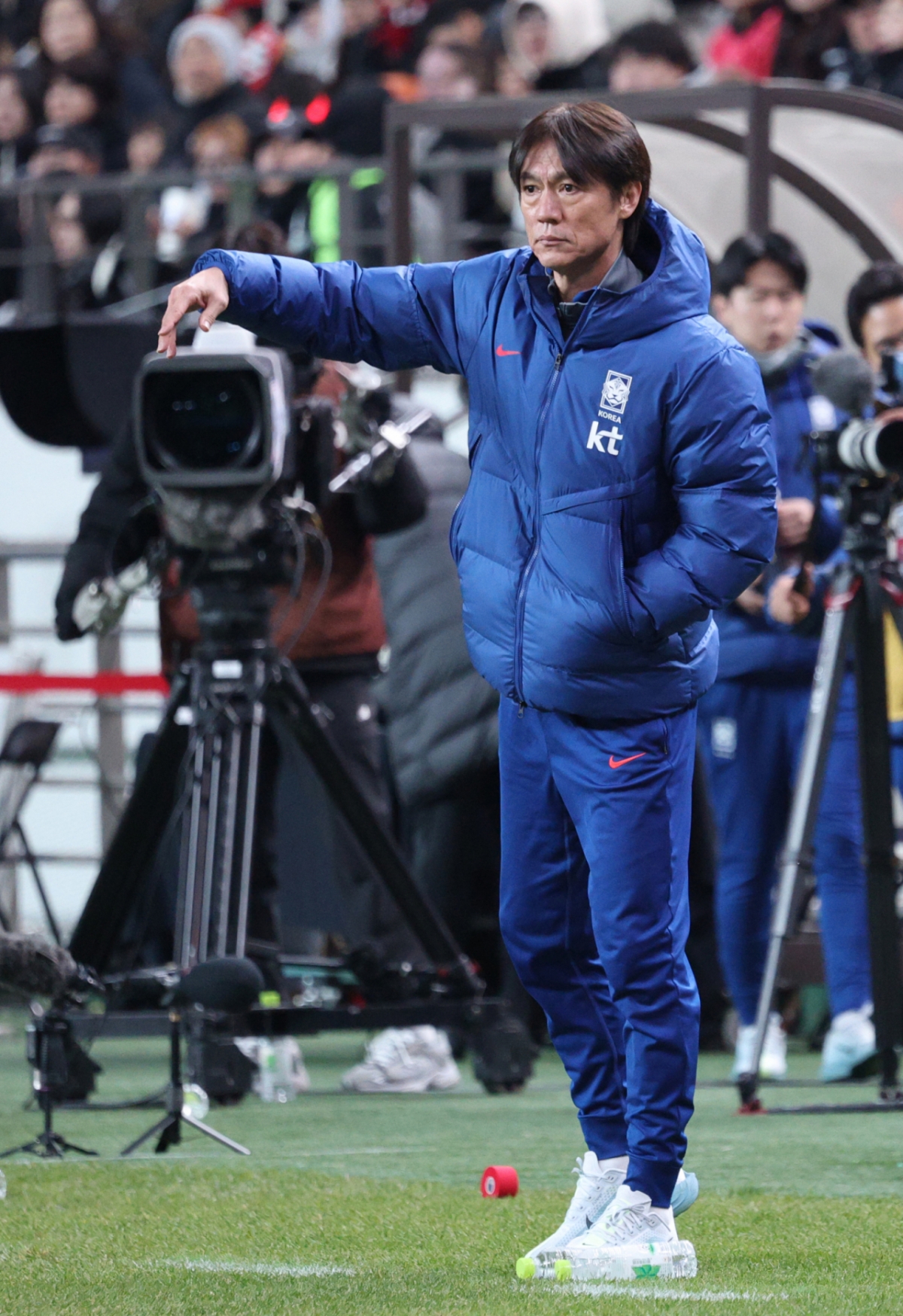 축구 국가대표 A매치 친선경기 대한민국과 가나의 경기가 18일 서울월드컵경기장애서 열렸다. 한국 홍명보 감독이 작전 지시를 하고 있다. /사진=김진경 대기자