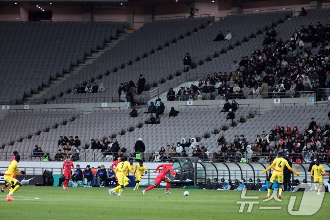 18일 오후 서울 마포구 서울월드컵경기장에서 열린 ‘하나은행 초청 국가대표팀 친선경기’ 대한민국과 가나와의 경기에 빈자리가 보이고 있다. /사진=뉴스1