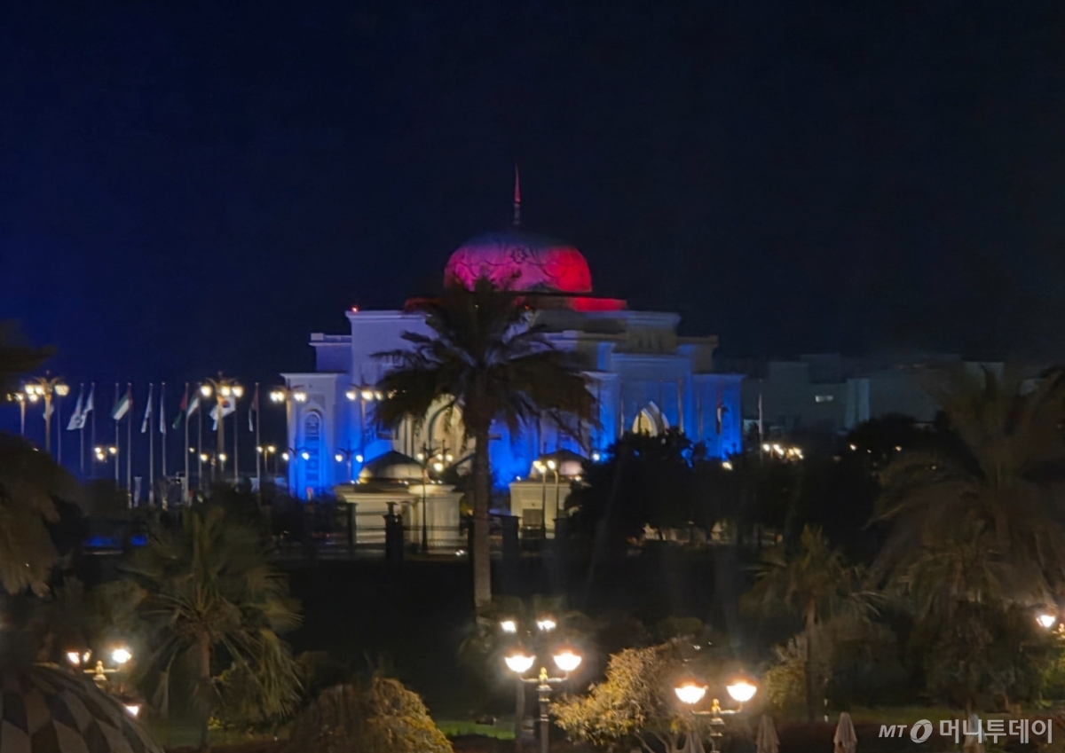 (서울=뉴스1) 허경 기자 = 17일 아랍에미리트(UAE) 아부다비 대통령궁에 이재명 대통령 국민 방문에 대한 환영으로 조명이 점등되어 있다. (대통령실 제공. 재판매 및 DB 금지) 2025.11.18/뉴스1  Copyright © 뉴스1. All rights reserved. 무단 전재 및 재배포,  AI학습 이용 금지. /사진=(서울=뉴스1) 허경 기자