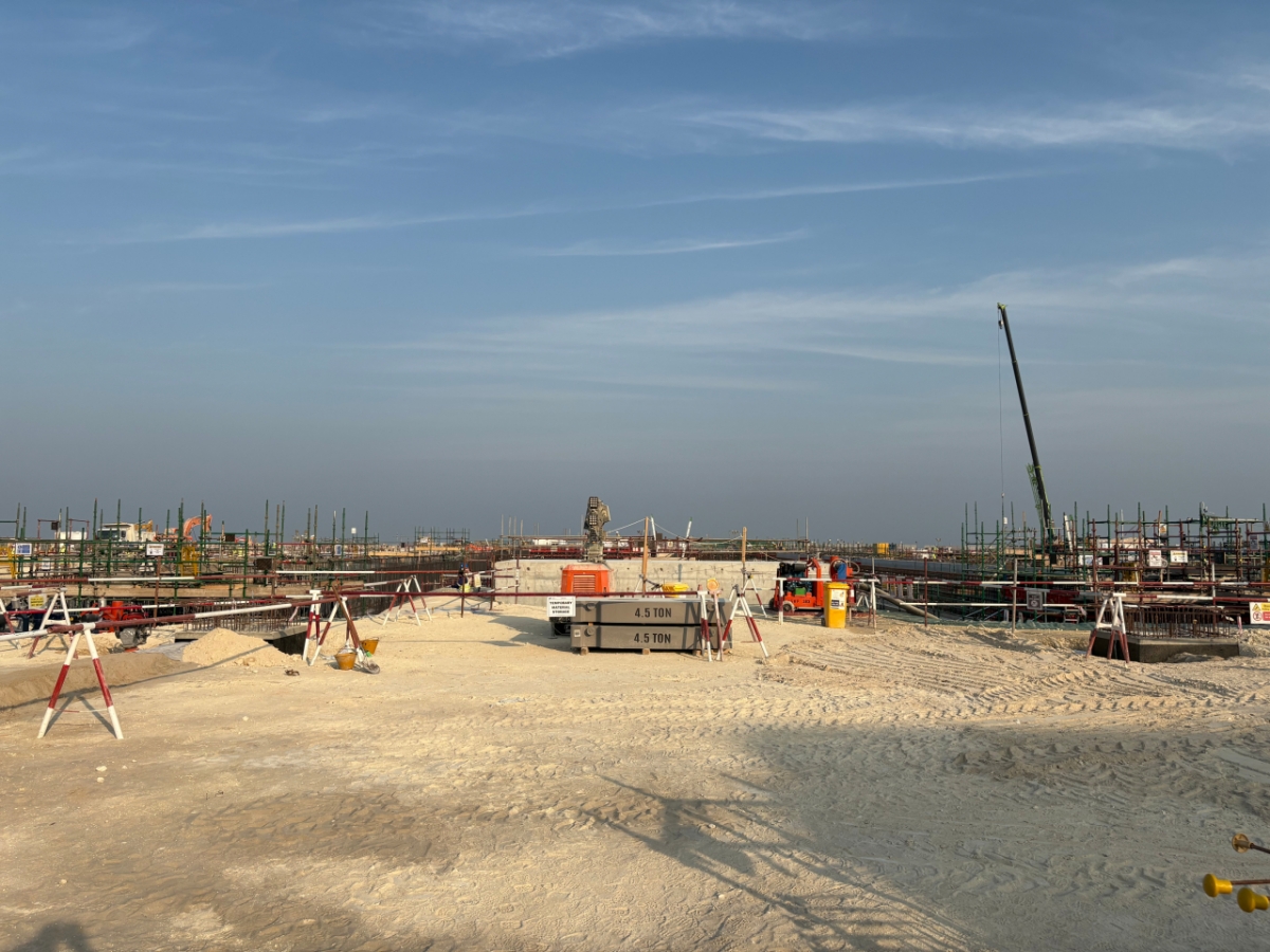 RO 설비 구조물 작업이 진행 중인 모습. 양 옆에 있는 두개의 물길 위로 막을 설치해 해수의 염분을 걸러낸다. /사진=김효정 기자