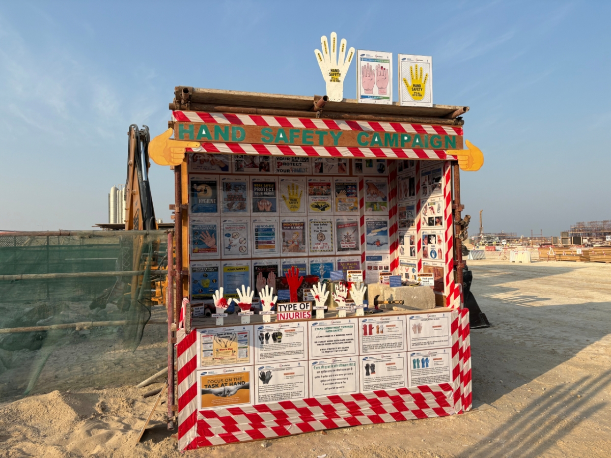 근로자들에게 경각심을 주기 위한 손 조심 경고판의 모습. /사진=김효정 기자