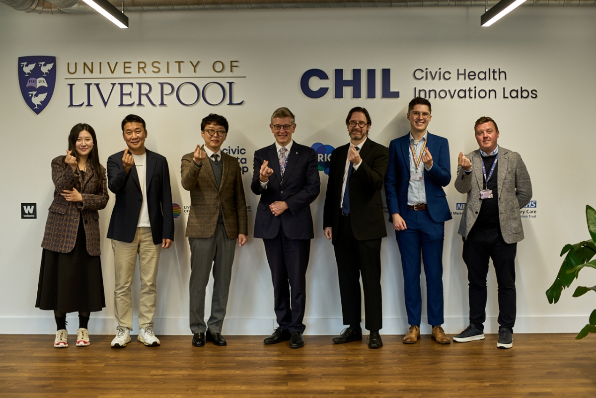 신수호 부산테크노파크 라이프산업단장(왼쪽에서 3번째)과 이안 부칸 CHIL 소장(가운데)이 업무협약을 하고 관계자들과 기념촬영을 하고 있다./사진제공=부산테크노파크