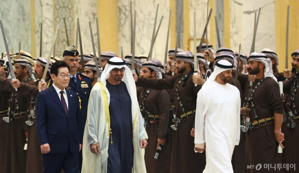 [아부다비=뉴시스] 최동준 기자 = 아랍에미리트(UAE)를 국빈 방문 중인 이재명 대통령이 18일(현지 시간) 아부다비 카사르 알 와탄 대통령궁에서 열린 공식 환영식에서 무함마드 빈 자이드 알 나흐얀 UAE 대통령과 의장대를 사열하고 있다. 2025.11.18. photocdj@newsis.com /사진=