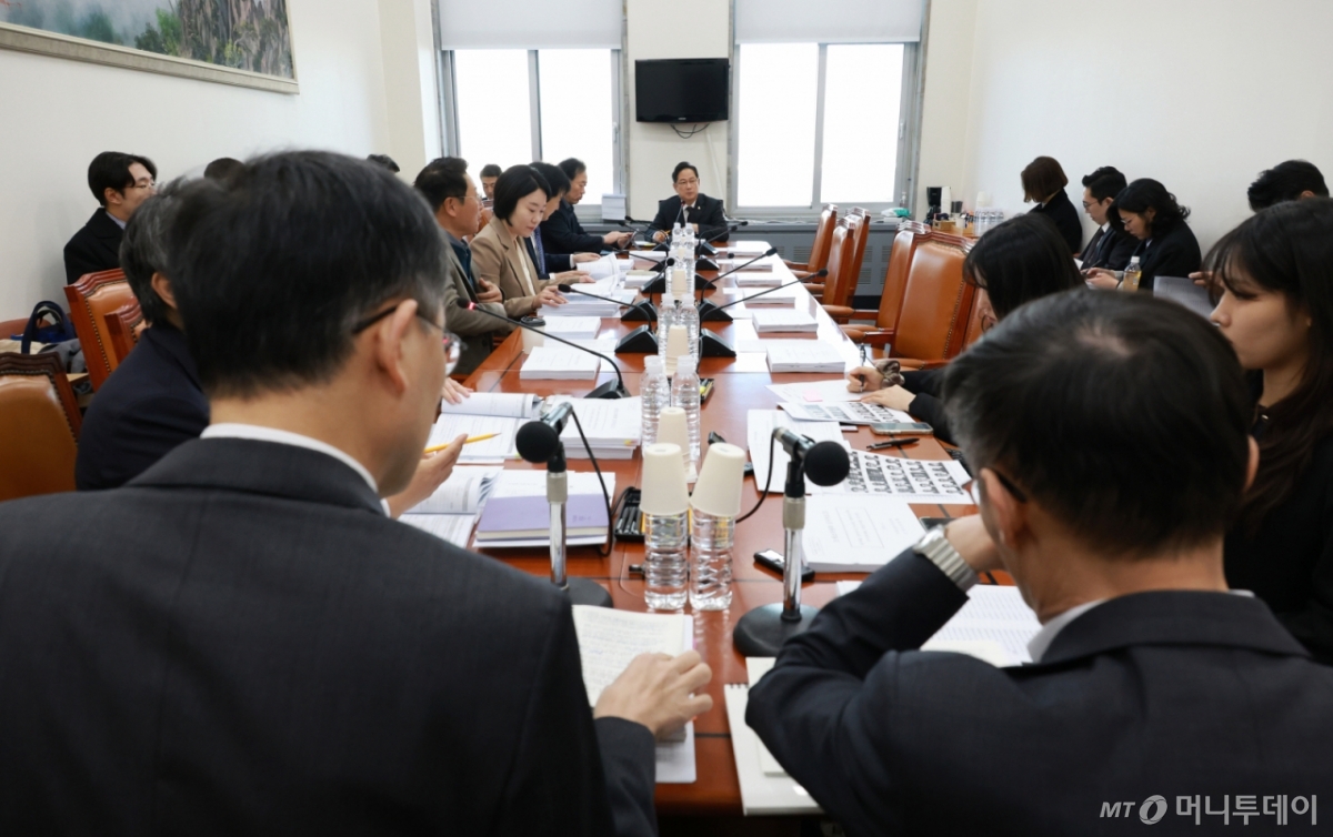 [서울=뉴시스] 고승민 기자 = 박수영 국회 기재위 조세소위원장이 18일 서울 여의도 국회에서 열린 기획재정위원회 조세소위원회를 주재하고 있다. 2025.11.18. kkssmm99@newsis.com /사진=