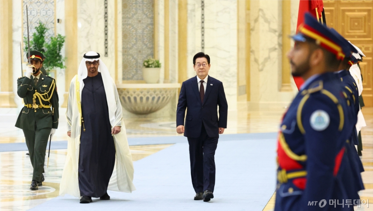 아랍에미리트(UAE)를 국빈 방문 중인 이재명 대통령이 18일(현지 시간) 아부다비 카사르 알 와탄 대통령궁에서 열린 공식 환영식에서 무함마드 빈 자이드 알 나흐얀 UAE 대통령과 의장대를 사열하고 있다. /아부다비(아랍에미리트)=뉴시스