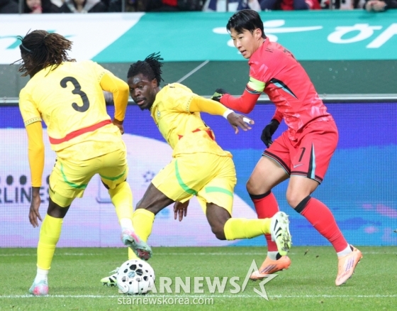 볼 경합을 펼치는 손흥민(가장 오른쪽). /사진=김진경 대기자