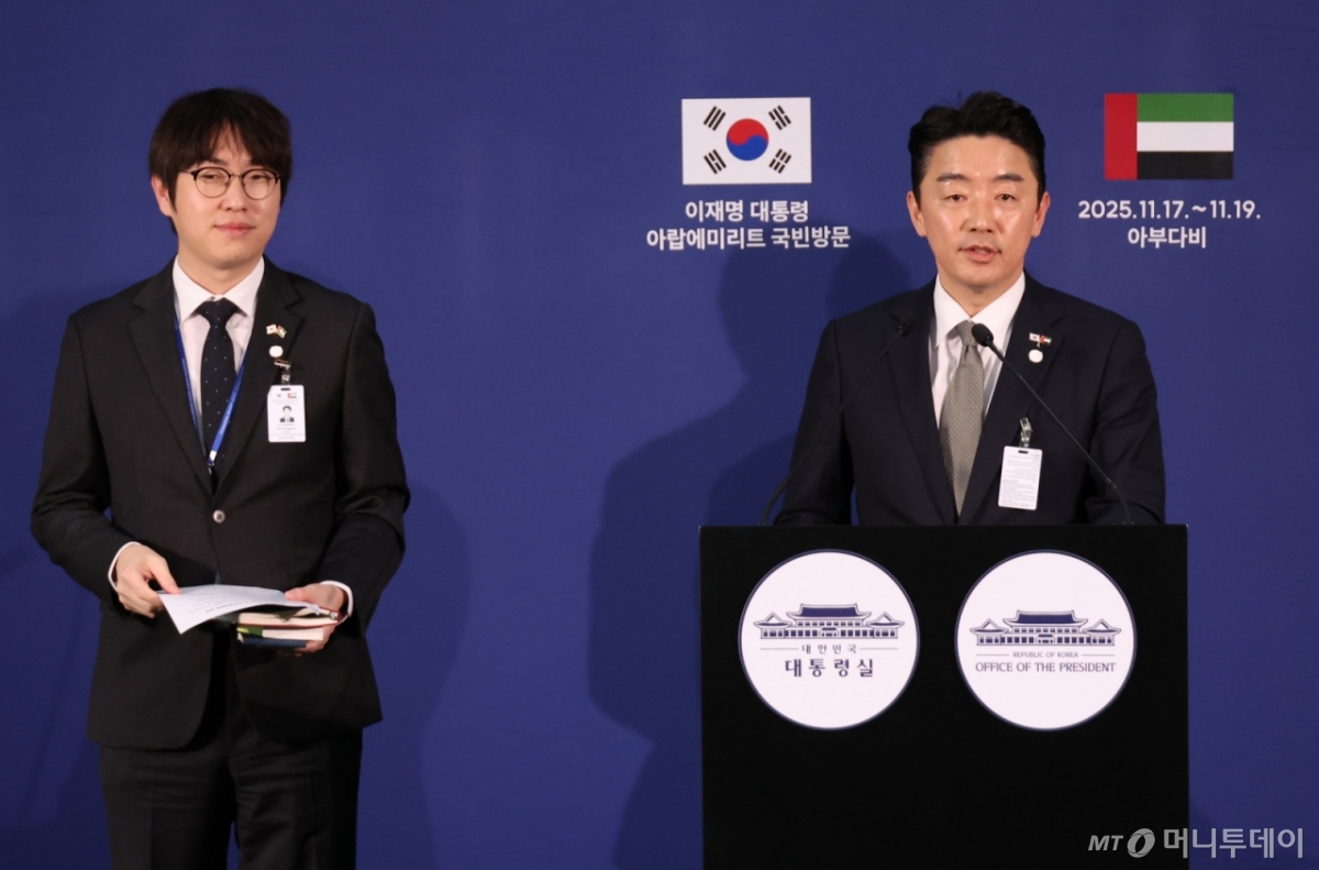 [아부다비=뉴시스] 최동준 기자 = 강훈식 대통령비서실장이 18일(현지 시간) 아랍에미리트(UAE) 아부다비 한 호텔 한국프레스센터에서 이재명 대통령 전략경제협력 특사 성과 관련 브리핑을 하고 있다. 2025.11.18. photocdj@newsis.com /사진=