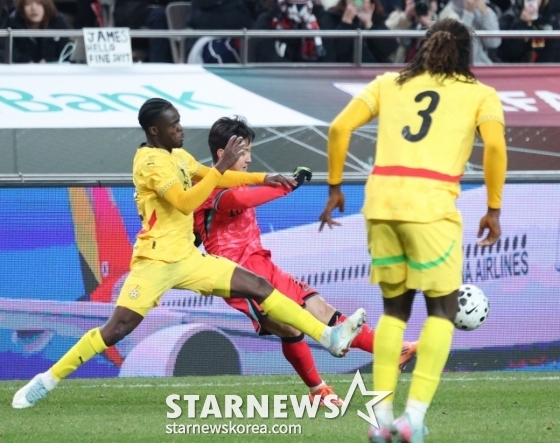 크로스를 올리는 이강인(가운데). /사진=김진경 대기자