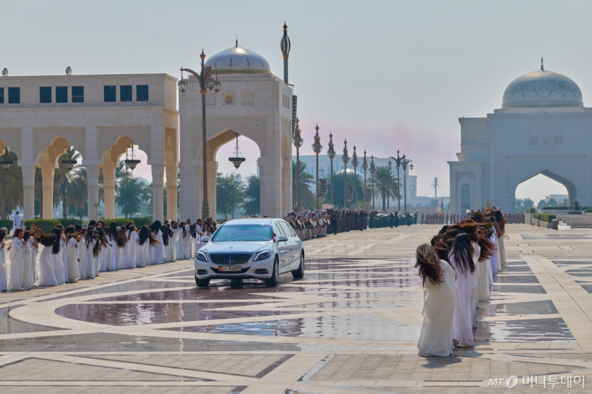 [아부다비=뉴시스] 최동준 기자 = 아랍에미리트(UAE)를 국빈 방문 중인 이재명 대통령 탑승한 차량이 18일(현지 시간) 아부다비 카사르 알 와탄 대통령궁에서 열린 공식 환영식에 입장하고 있다. (공동취재) 2025.11.18. photocdj@newsis.com /사진=고범준