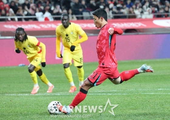 황희찬이 지난 18일 서울월드컵경기장에서 열린 한국 대 가나의 '하나은행 초청 축구 국가대표팀 친선경기' 11월 두 번째 A매치에서 페널티킥을 차고 있다. /사진=김진경 대기자