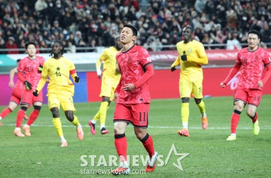 PK가 무산되자 아쉬워하는 황희찬. /사진=김진경 대기자