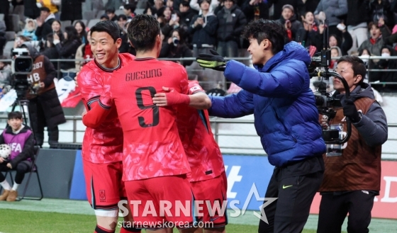 기뻐하는 황희찬(가장 왼쪽). /사진=김진경 대기자