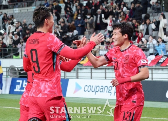 조규성(왼쪽)이 이태석의 데뷔골을 축하해 주고 있다. /사진=김진경 대기자