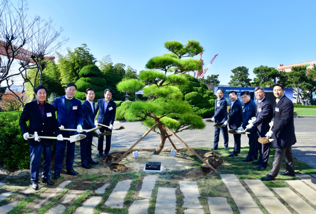 정기선 HD현대 회장(앞줄 오른쪽)이 19일 울산 HD현대중공업 영빈관에서  열린 5000척 인도 기념식수를 하고 있다./사진제공=HD현대