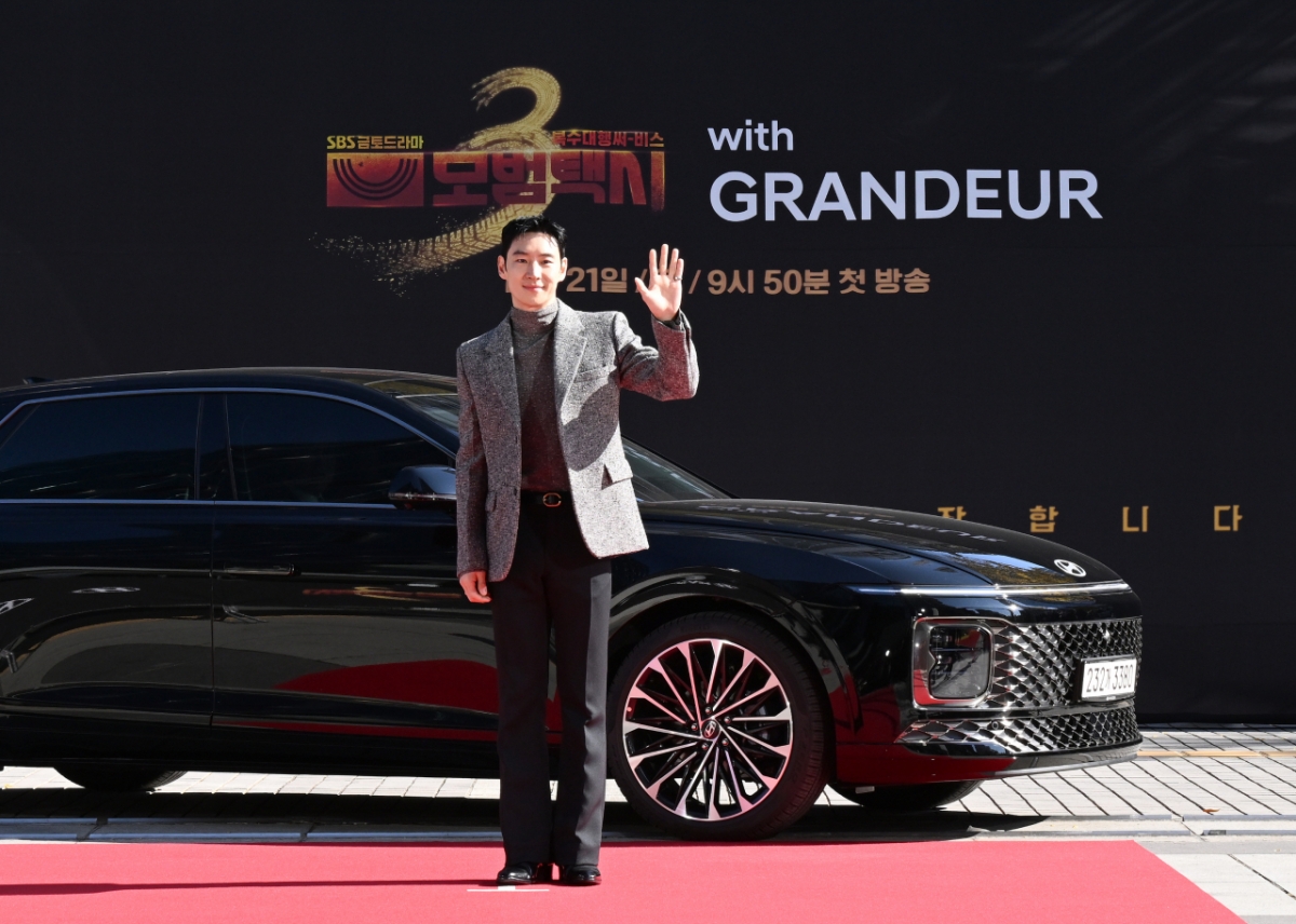 18일 SBS 목동 사옥에서 열린 모범택시3 제작발표회에 그랜저를 타고 등장한 배우 이제훈. /사진제공=현대차