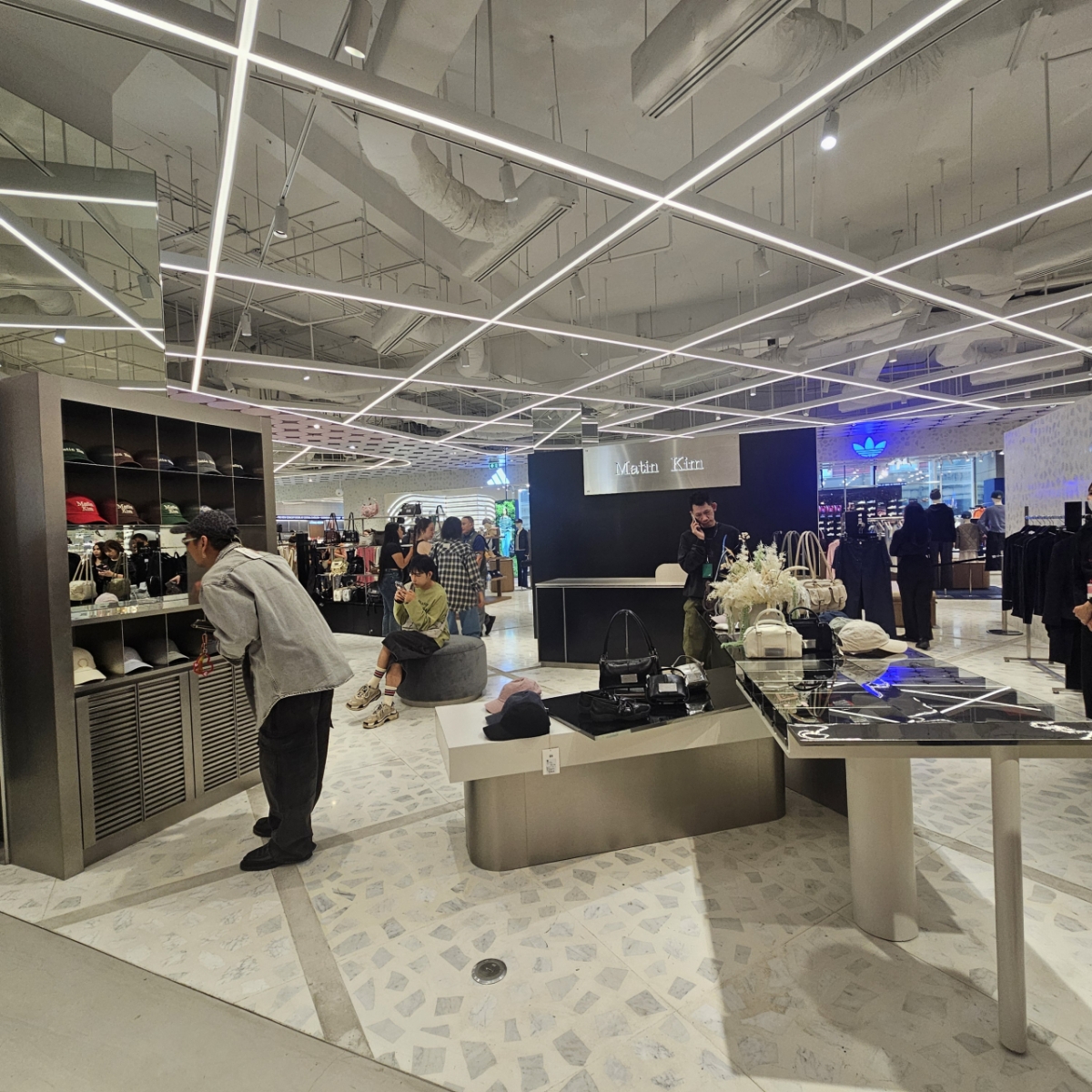 마뗑킴 방콕 센트럴 칫롬 매장에서 제품을 살펴보는 현지 고객들의 모습/사진=조한송 기자