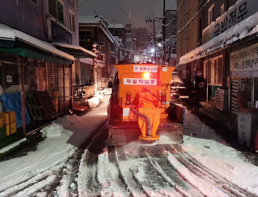 시가 지난해 겨울 밤사이 주요 도로 및 결빙취약구간에 제설차를 투입하고 제설작업을 실시하는 모습./사진제공=부천시