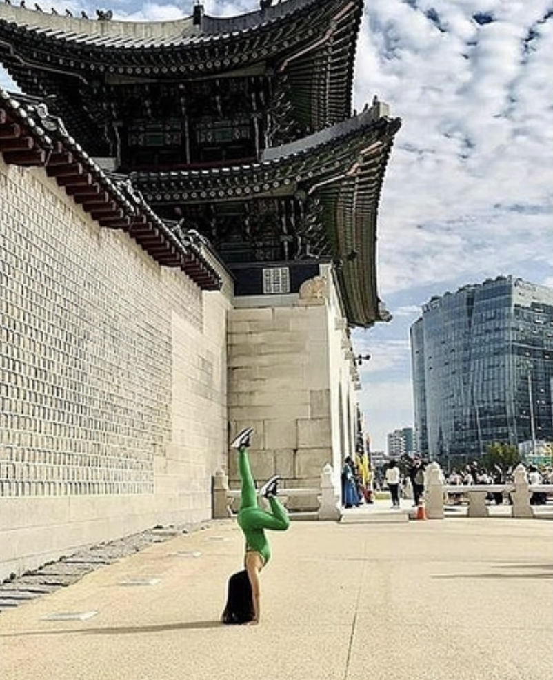 지난해에는 레깅스 차림의 한 베트남 관광객이 서울 경복궁을 배경으로 요가하는 모습이 논란이 됐다./사진=베트남 현지 매체 VN익스프레스