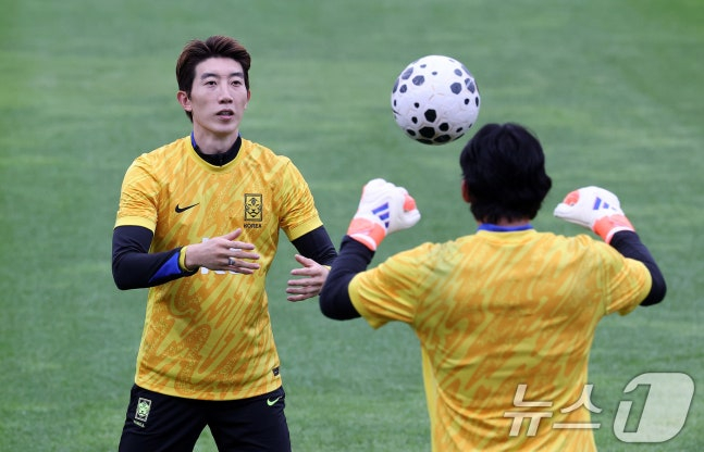 대한민국 남자 축구 국가대표팀 조현우(왼쪽)와 김승규. /사진=뉴스1