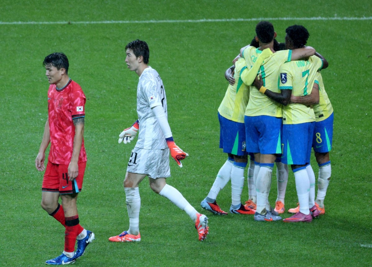 한국 축구 국가대표팀이 지난 10월 10일 서울월드컵경기장에서 브라질 대표팀과 친선경기를 벌였다. 김민재와 조현우가 브라질 에스테반에 세 번째 골을 허용한 후 침울한 표정을 짓고 있다. /사진=김진경 대기자